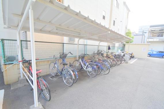 駐車場　屋根がついてるので雨の日でも安心ですね。