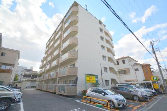 建物外観　閑静な住宅地にある、落ちついた色合いのキレイな建物です。