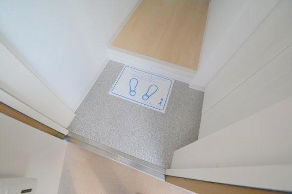 玄関　玄関に入るとお部屋まで一直線、明るい光が差し込みます。