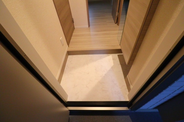 玄関　※（参考）同施工会社、同商品のお部屋です。