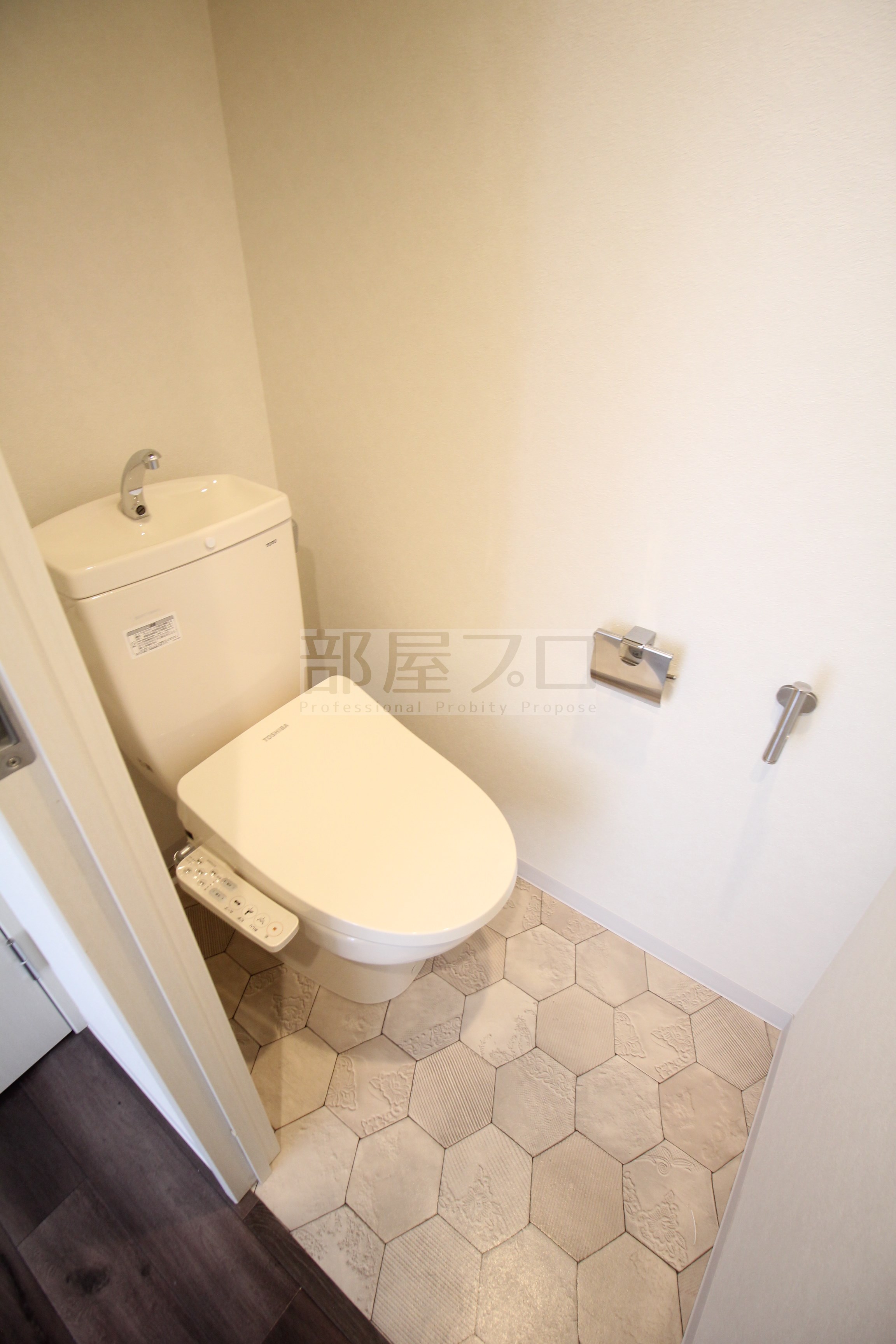 トイレ　トイレは温水洗浄便座付きです