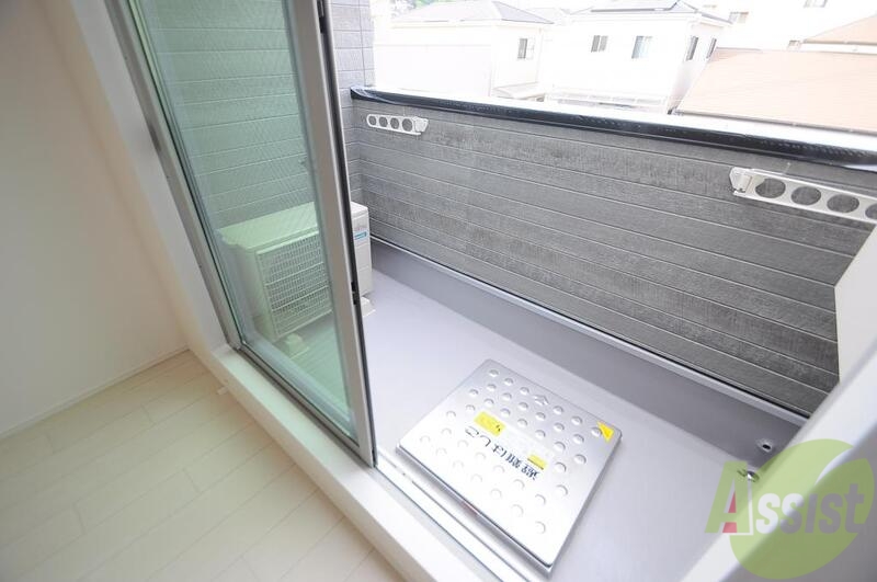 バルコニー　一週間分の洗濯機も干せちゃいます。一服もできますよ。