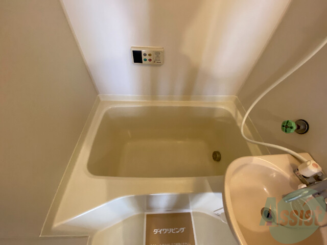 バス・シャワールーム　お風呂場は足を伸ばしてもゆっくり浸かれそう。