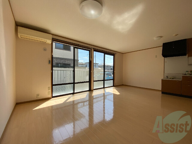 居室・リビング　リビングは窓が大きくて風通しも良さそうです。