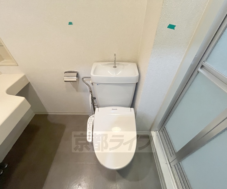 洗面設備　オシャレな形の洗面台です。