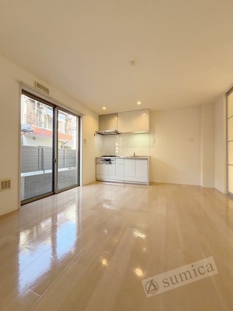 バルコニー　内装は落ち着いています。おおきな窓で明るさを演出。