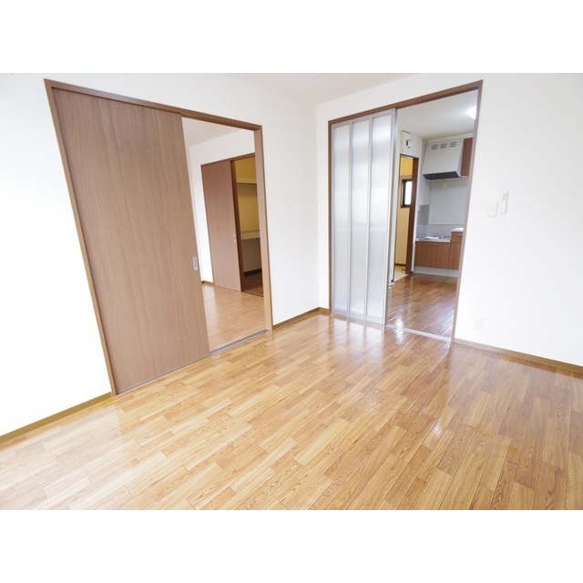 居室・リビング　同型使用、設備色味異なる可能性有