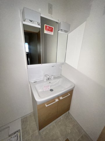 洗面設備　ゆったりとスペースのある洗面所