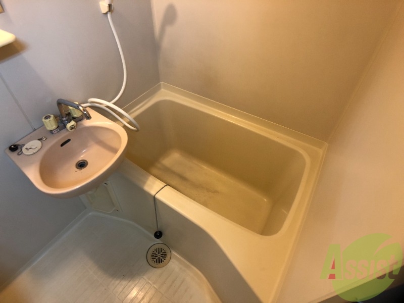 バス・シャワールーム　バスルームは狭すぎず、シャワーも浴びやすそうです。