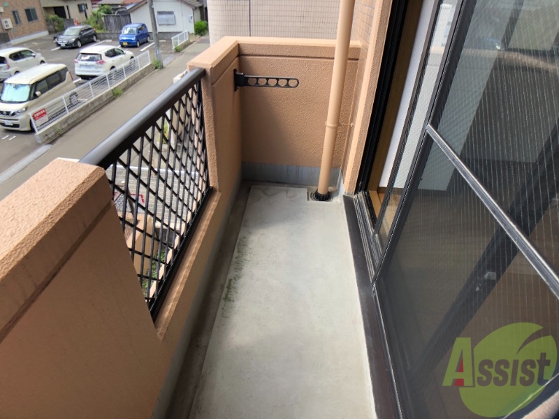 バルコニー　バルコニー。洗濯物がはかどりそうな広さがありますよ。