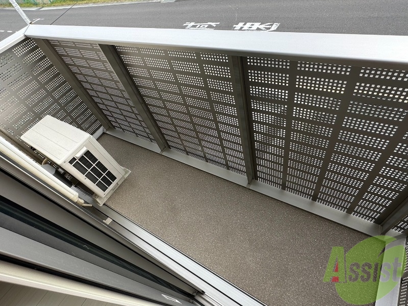 バルコニー　バルコニー。洗濯物がはかどりそうな広さがありますよ。