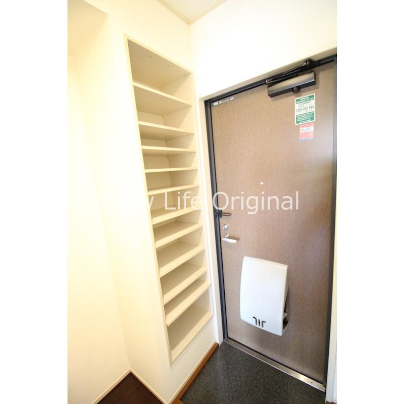 玄関　収納力の高いシューズボックスがあり、玄関が片付きます。