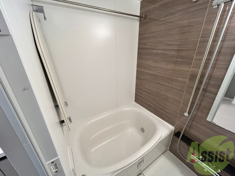 バス・シャワールーム　お風呂はゆったりと入るには十分な広さになっています。