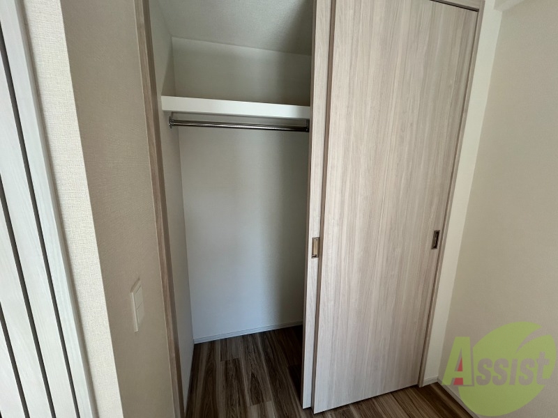 収納　クローゼットも奥行きが有り、服など多く収納できます。