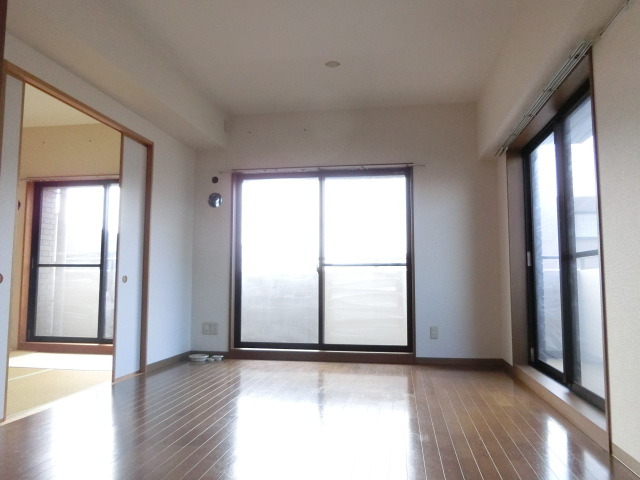 居室・リビング　２面採光の風通しが良いお部屋です。