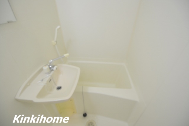 バス・シャワールーム　写真は別のお部屋のものでございます。