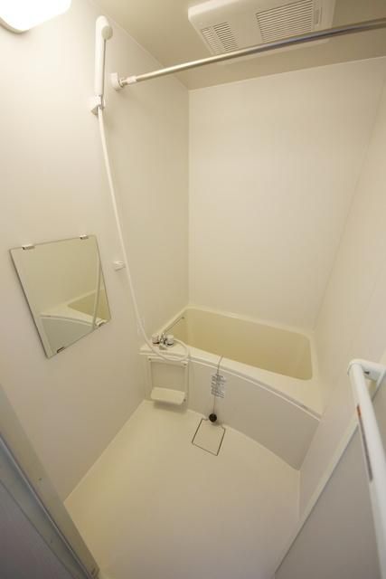 バス・シャワールーム　ミラー付きバスルーム