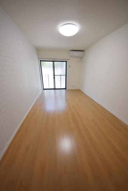 居室・リビング　3号室は白いクロスです