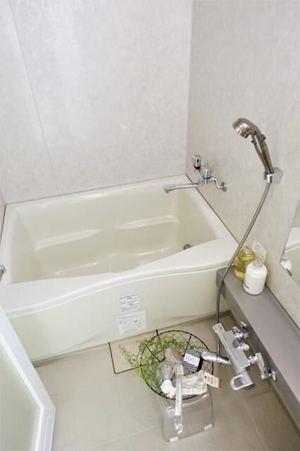 バス・シャワールーム　コンパクトで使いやすいお風呂です