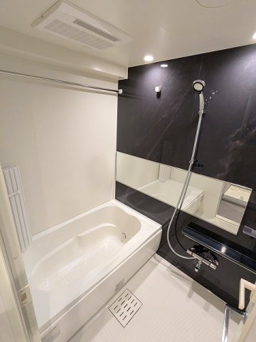 バス・シャワールーム　追焚オートバス、24時間換気、浴室換気乾燥機、ワイドミラー
