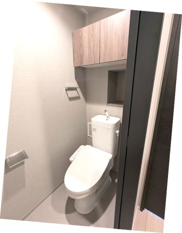 トイレ　洗面室と独立した温水洗浄便座です