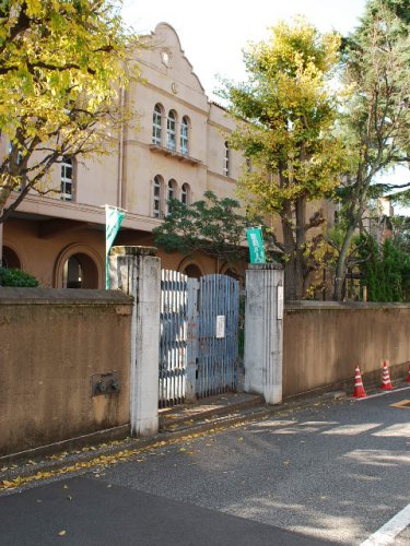 小学校　新宿区立早稲田小学校（小学校）まで908m