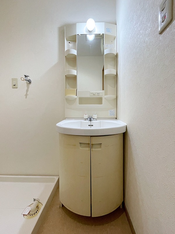 洗面設備　独立洗面台、朝の身支度には欠かせません