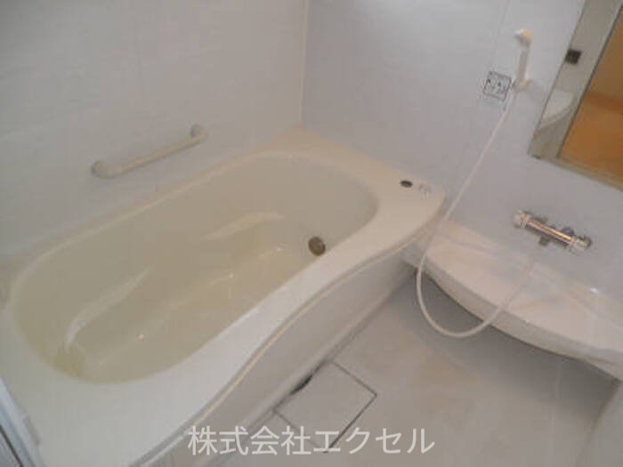 バス・シャワールーム　追い焚き、浴室乾燥機付きです。