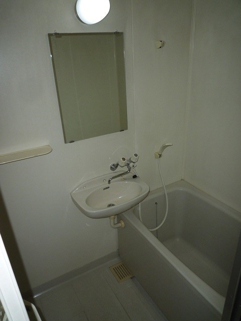 バス・シャワールーム　※写真は103号室のお部屋です。