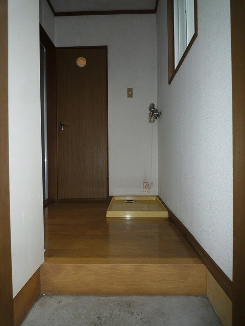 玄関　※写真は103号室のお部屋です。