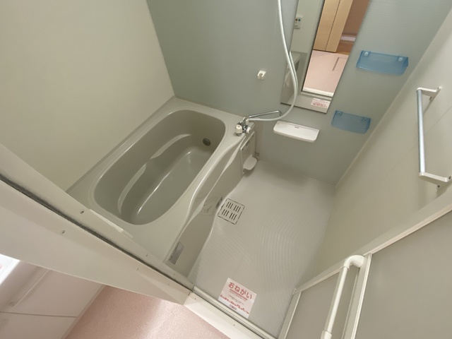 バス・シャワールーム　★鏡付の清潔感のあるバスルームです★