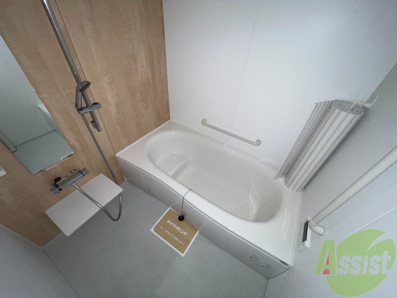 バス・シャワールーム　浴室は広く浴槽も大きいので一日の疲れも落とせそうです。