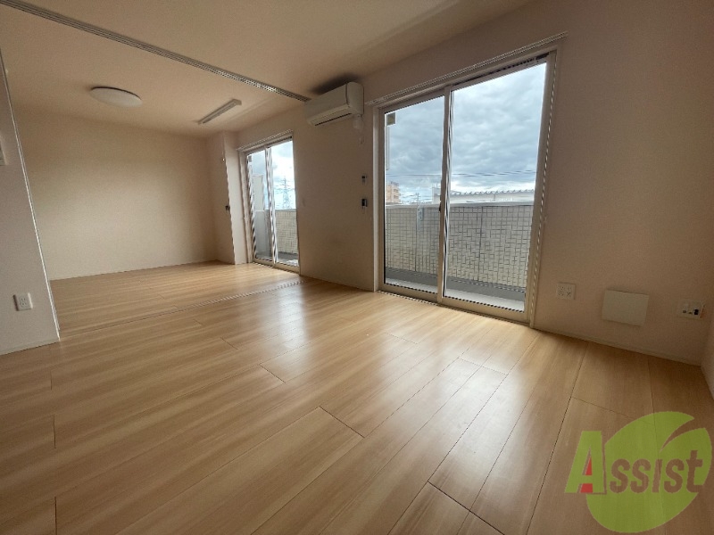 居室・リビング　リビングには大きい窓もあり風通しも良好です。