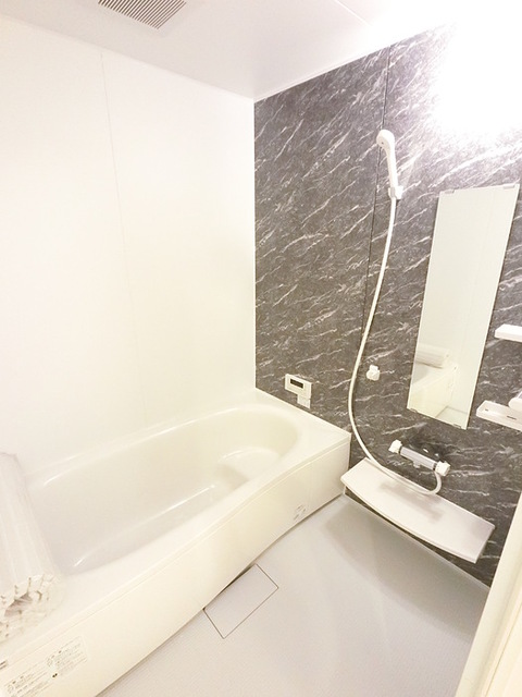 バス・シャワールーム　大きい浴槽なので、お風呂好きにはピッタリです。