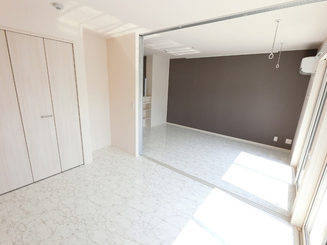 居室・リビング　おしゃれな大理石調フロアです。