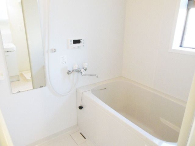 バス・シャワールーム　★窓付きの追い焚きバス★