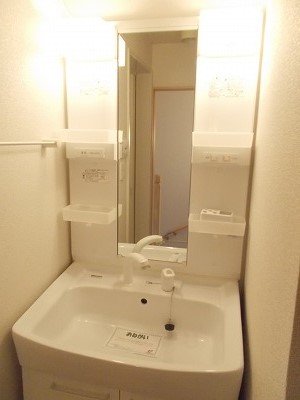 洗面設備　明るい洗面所です