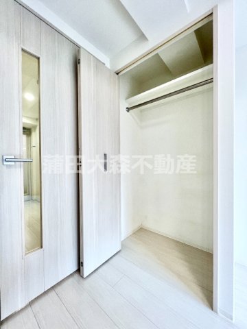 収納　収納　クローゼット+上部に吊戸棚収納付！