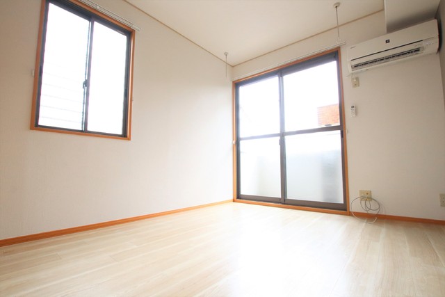 居室・リビング　二面採光で風通しがいいお部屋です♪