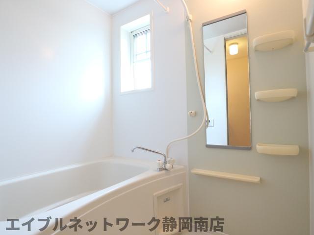 バス・シャワールーム　コンパクトで使いやすいお風呂です