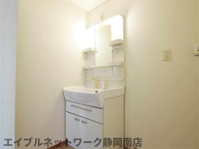 洗面設備　ゆったりとスペースのある洗面所