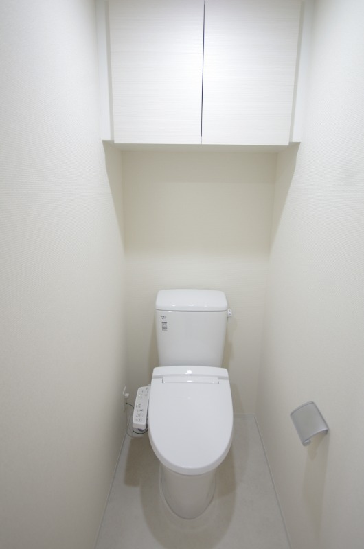トイレ　落ち着いた色調のトイレです