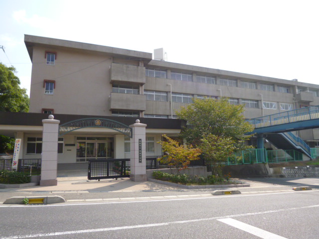 中学校　児島中学校（中学校）まで1090m