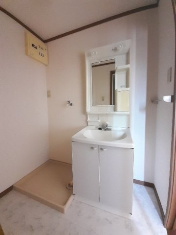 洗面設備　明るい洗面所です