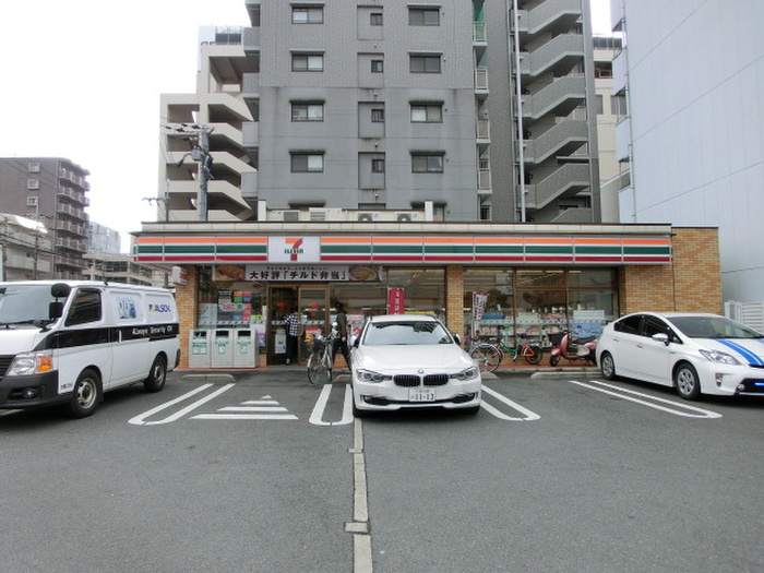 コンビニ　セブンイレブン（コンビニ）まで242m