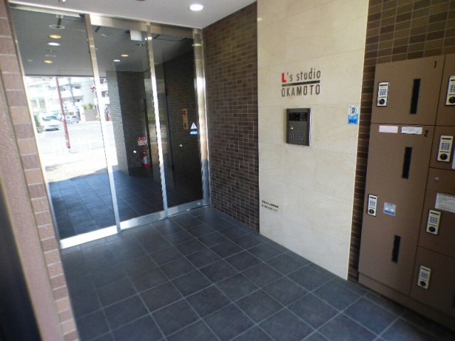 エントランス　当店は家主強制ではない場合、消毒・抗菌代や安心サポート代など
