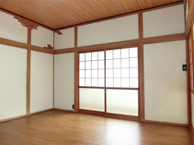 その他部屋・スペース　2階洋室8帖♪生活のしやすいフローリング仕様！便利な収納付♪
