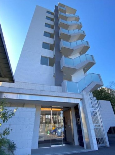 建物外観　鉄筋コンクリート造のがっちりとした建物。