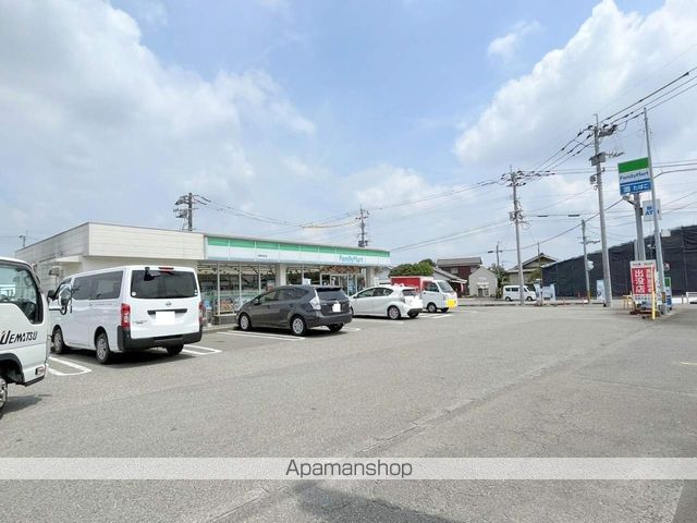 コンビニ　ファミリーマート（コンビニ）まで888m
