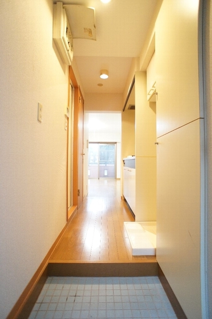 玄関　※写真は同じ間取りの１０４号室です
